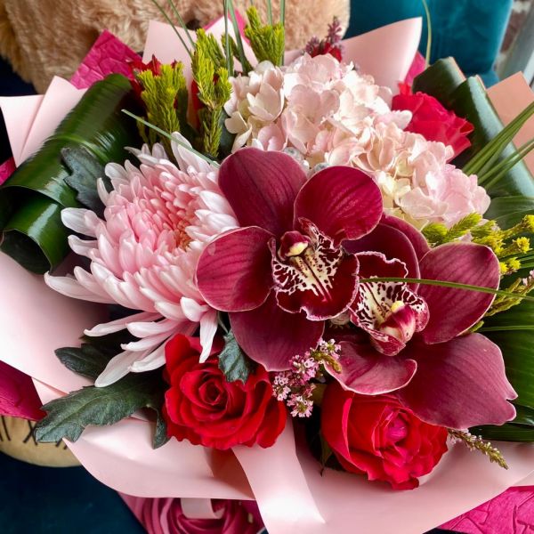 купить Букет Розовые Линии с орхидеями в мск
