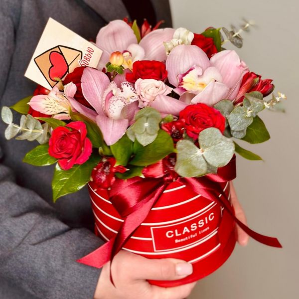 купить Композиция в красной коробке с Орхидеями и розой Мирабель в мск