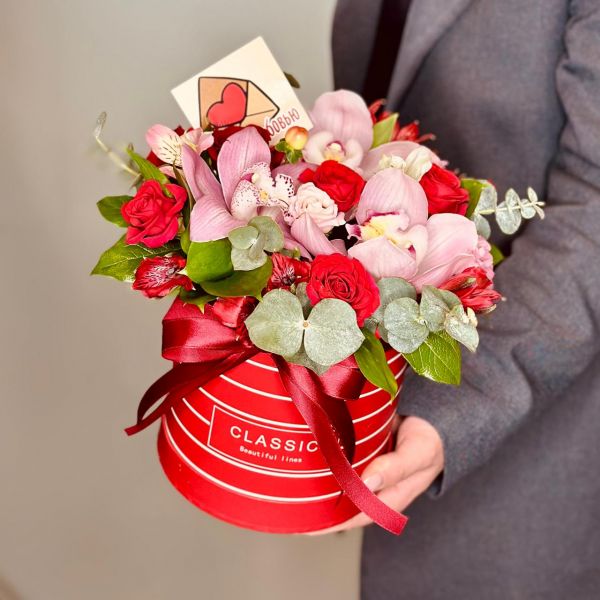 купить Композиция в красной коробке с Орхидеями и розой Мирабель в мск