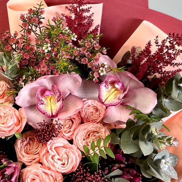 купить Букет с орхидеями и пионовидной кустовой розой в мск