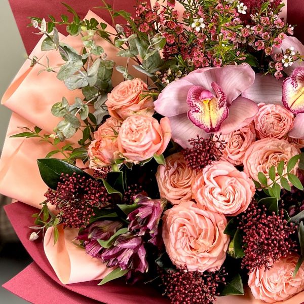 купить Букет с орхидеями и пионовидной кустовой розой в мск