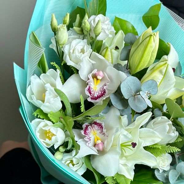 купить Букет белый с лилией и орхидеей в мск