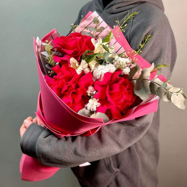 купить Букет с французскими розами Гоча и ароматной маттиолой в мск
