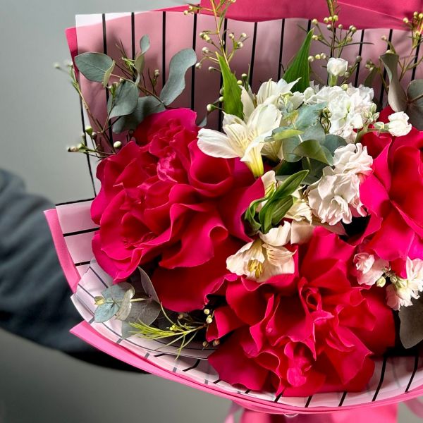 купить Букет с французскими розами Гоча и ароматной маттиолой в мск