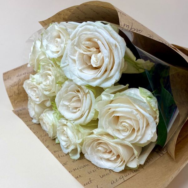 купить Букет 11 белых роз (70см) в мск