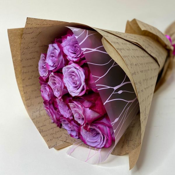 купить Букет 11 фиолетовых роз (70см) в мск