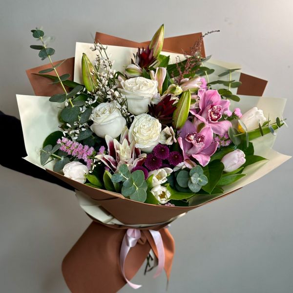 купить Букет Натали с Орхидеями и тюльпанами в мск