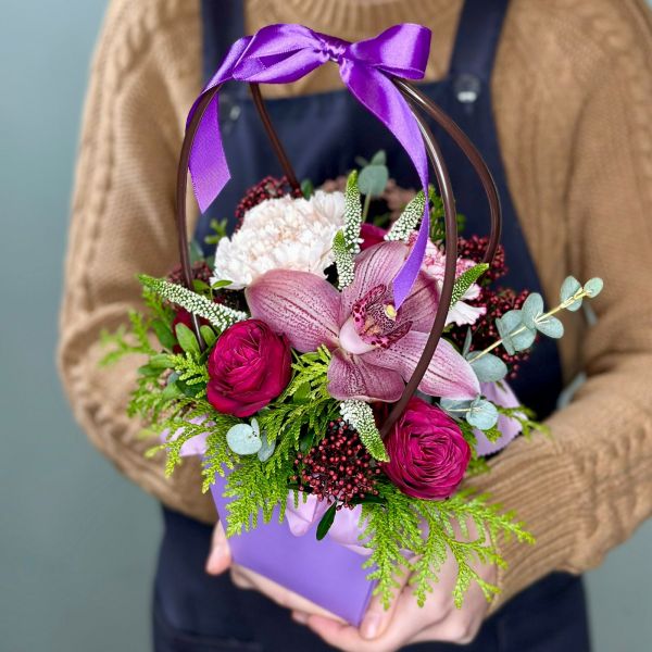 купить Композиция в фиолетовой сумочке с орхидеей в мск