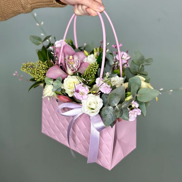 купить Композиция в сумочке с розовой Орхидеей и белыми Розами в мск
