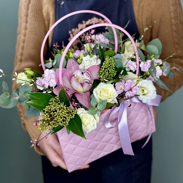купить Композиция в сумочке с розовой Орхидеей и белыми Розами в мск