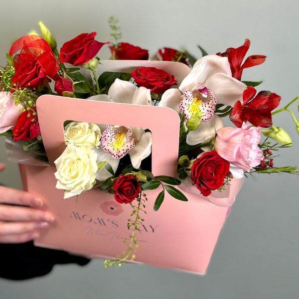 купить Комозиция в сумочке "День матери" с орхидеями и красными розами в мск