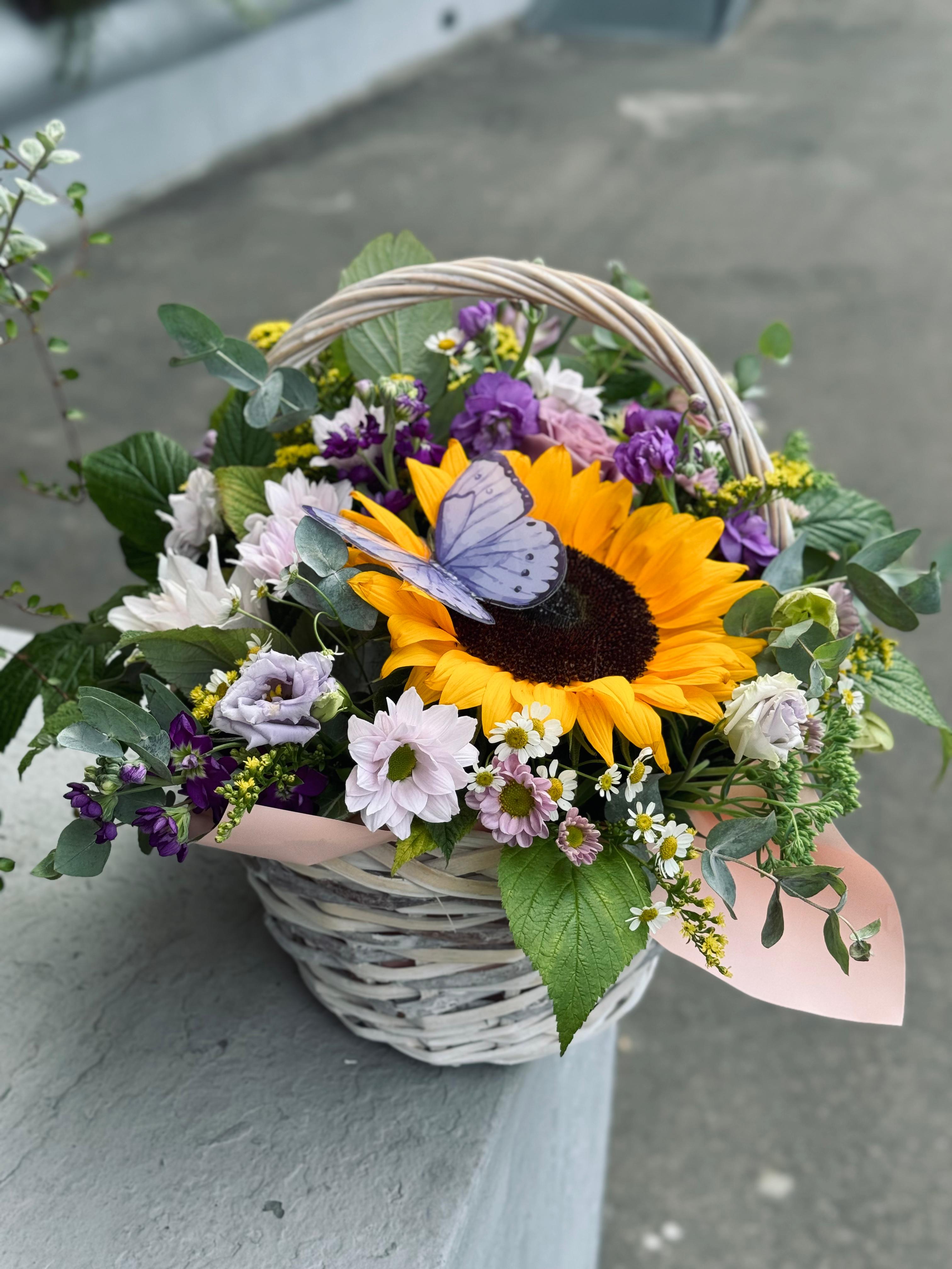 Композиция в корзине с подсолнухом и розами Тиара