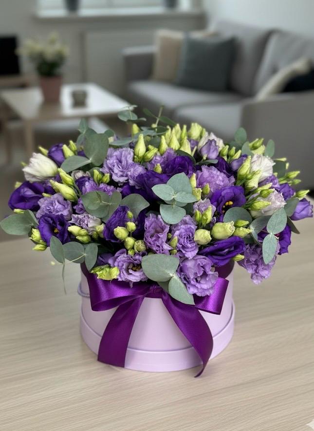 Композиция с фиолетовой эустомой