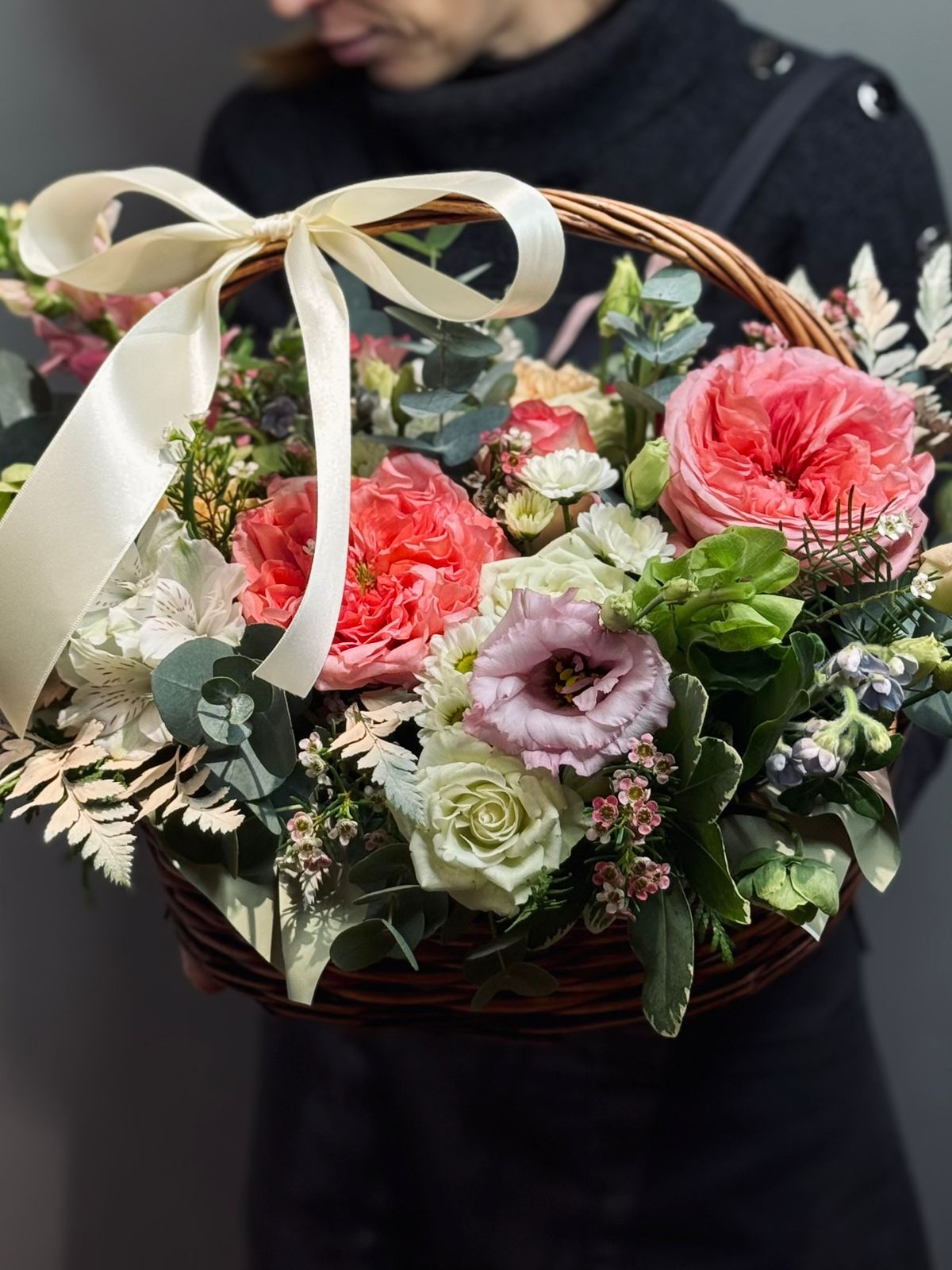 Композиция в корзине с розами и антиринумом