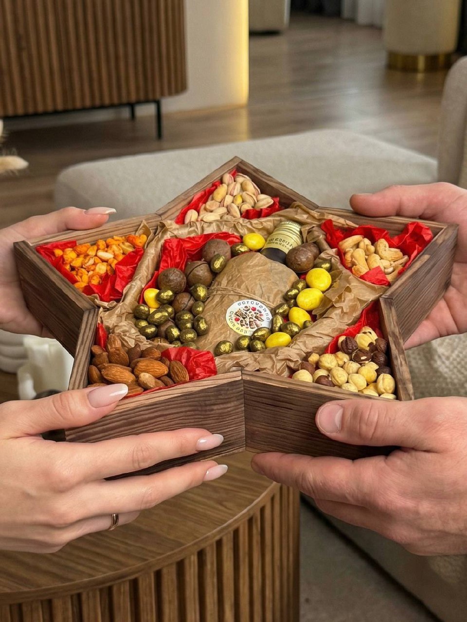 Композиция Защитник с орешками в звезде