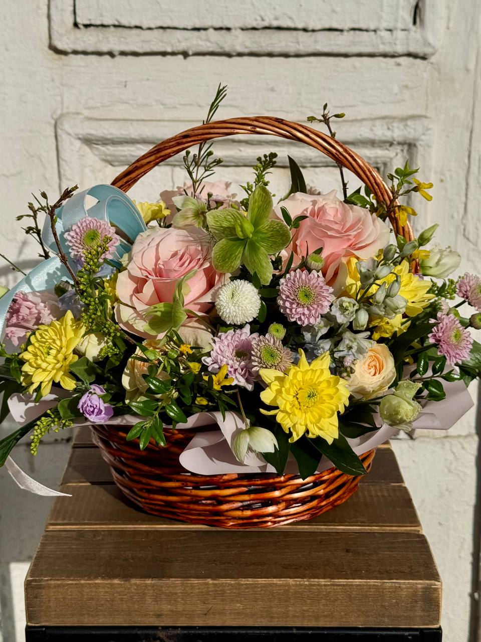 Композиция Смайлик с розами, дельфиниумом и форзицией