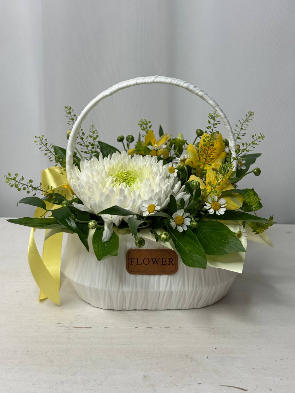 Композиция Фло с ромашками, альстромерией и крупной хризантемой