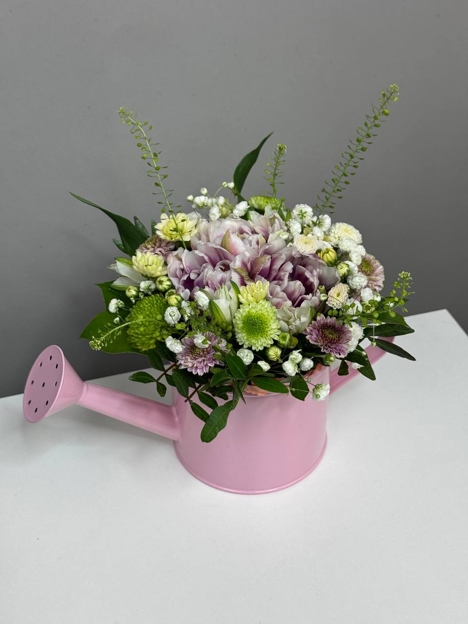 Композиция Блюз с тюльпанами, сантини и гипсофилой в леечке (4)