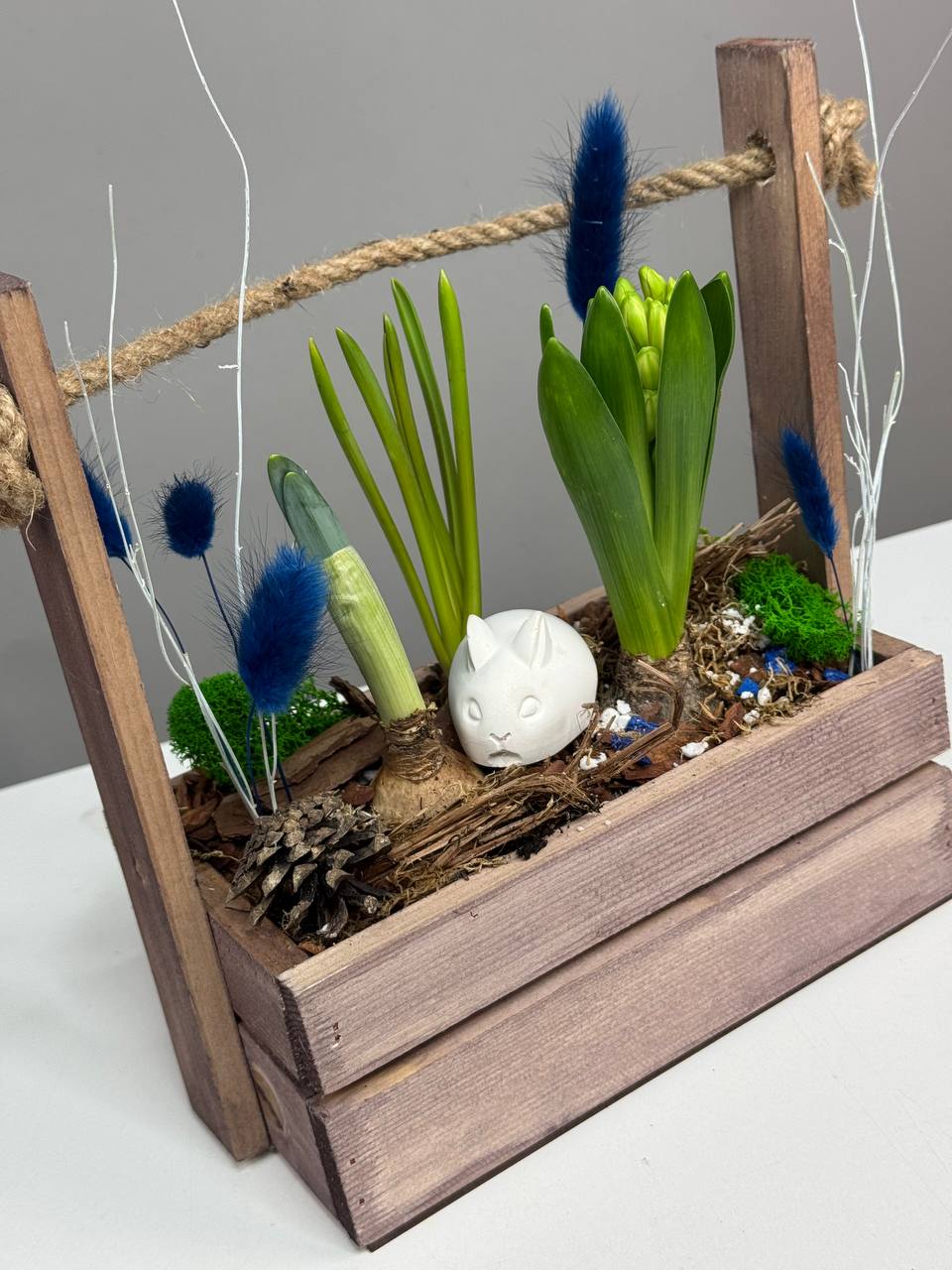 Композиция с первоцветами Начало весны с нарциссом, гиацинтом и мускариком (1)