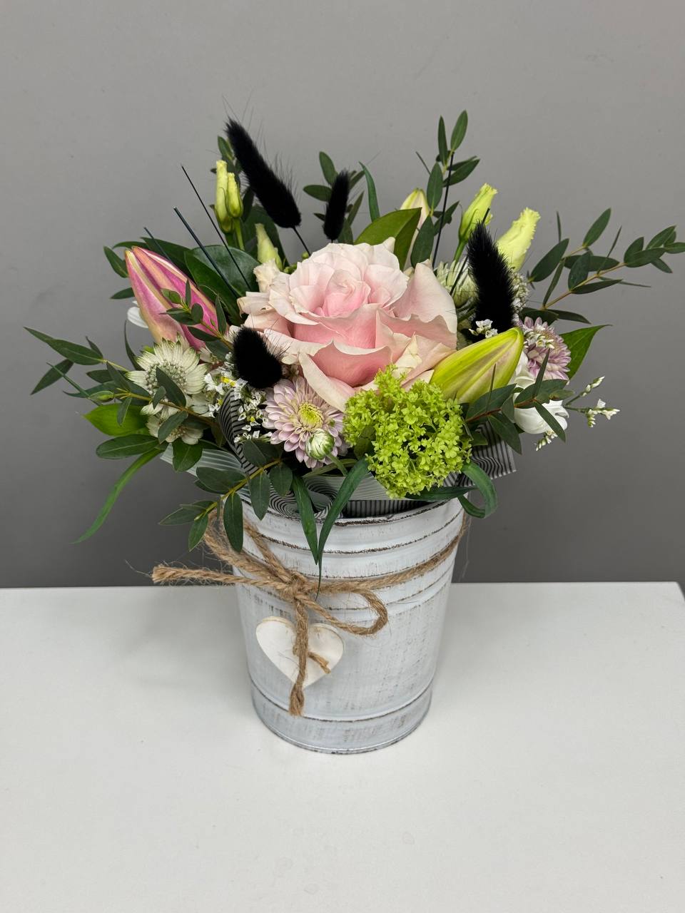 Композиция Кантри леди с французской розой, лилией и лагурусом в кашпо-ведерке (1)