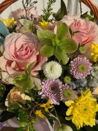 Композиция Смайлик с розами, дельфиниумом и форзицией (5)