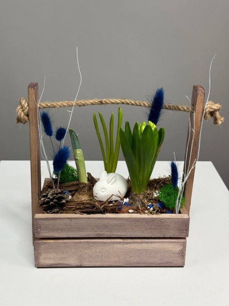 Композиция с первоцветами Начало весны с нарциссом, гиацинтом и мускариком (4)