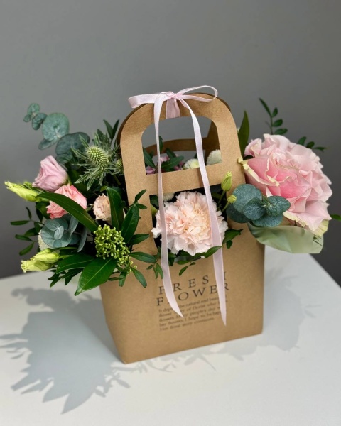 Композиция Ярослава с французской розой, эрингиумом и диантусом в сумочке (3)