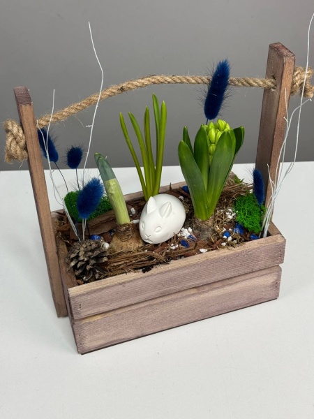 Композиция с первоцветами Начало весны с нарциссом, гиацинтом и мускариком (3)