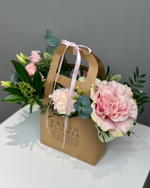 Композиция Ярослава с французской розой, эрингиумом и диантусом в сумочке (1)