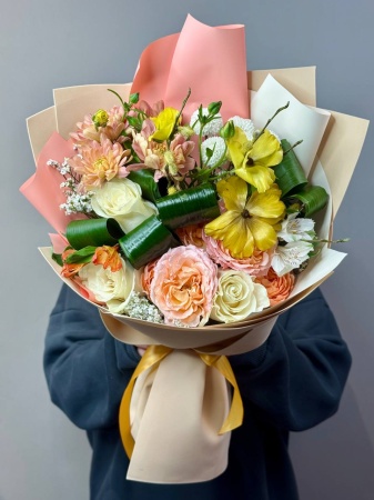 Букет Балет с ранункулюсами, розами и вербой (3)