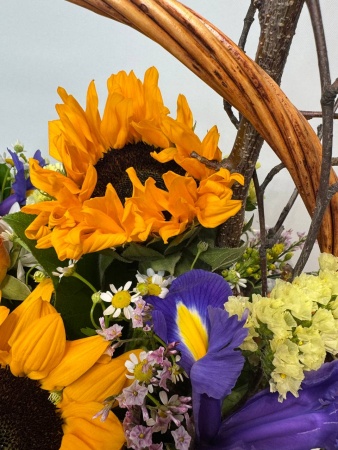 Композиция Летнее эхо с подсолнухами, ирисами, танацетумом (3)