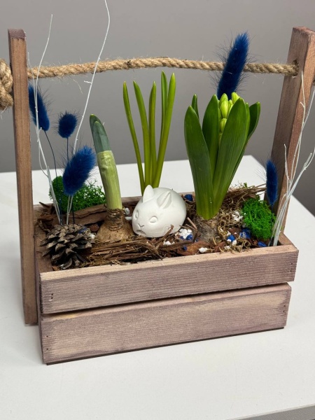 Композиция с первоцветами Начало весны с нарциссом, гиацинтом и мускариком (2)