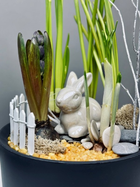 Композиция Грация  с первоцветами, декоративными камнями, зайчиком (2)