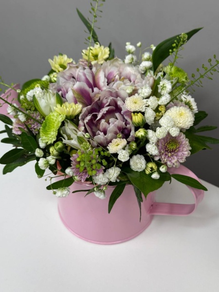 Композиция Блюз с тюльпанами, сантини и гипсофилой в леечке (1)