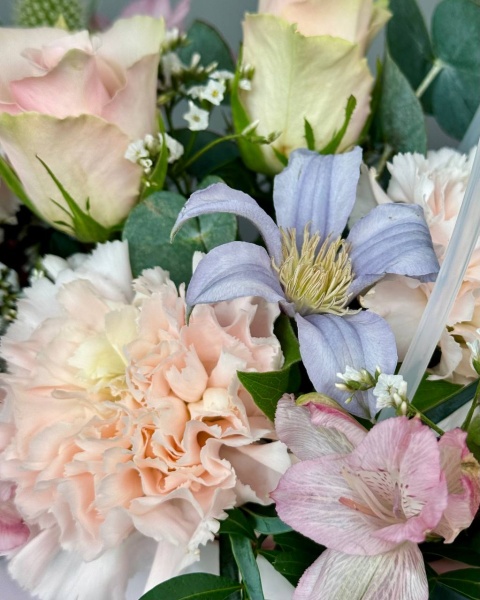 Композиция Олеся с гвоздиками, кенийскими розами и альстромерией (3)