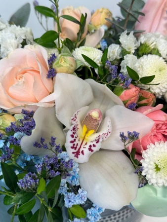 Композиция в вазе с орхидеей и розами (3)