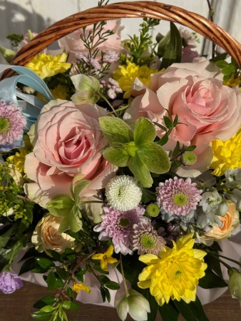 Композиция Смайлик с розами, дельфиниумом и форзицией (4)