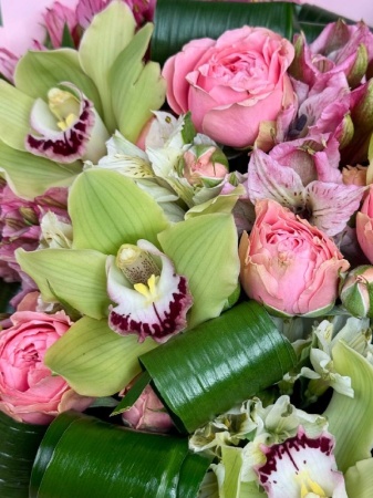 Букет Нектар с орхдеями альстромерией и розой