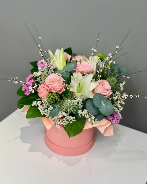 Композиция Екатерина с лилией, кустовой розой и гермини в коробке  (2)