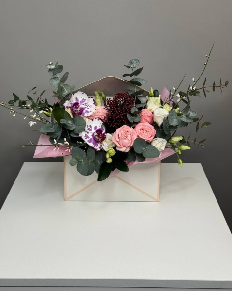 Композиция  в конверте с орхидеей, скиммией, розой (1)