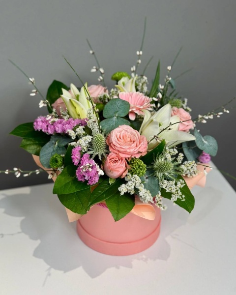 Композиция Екатерина с лилией, кустовой розой и гермини в коробке  (3)