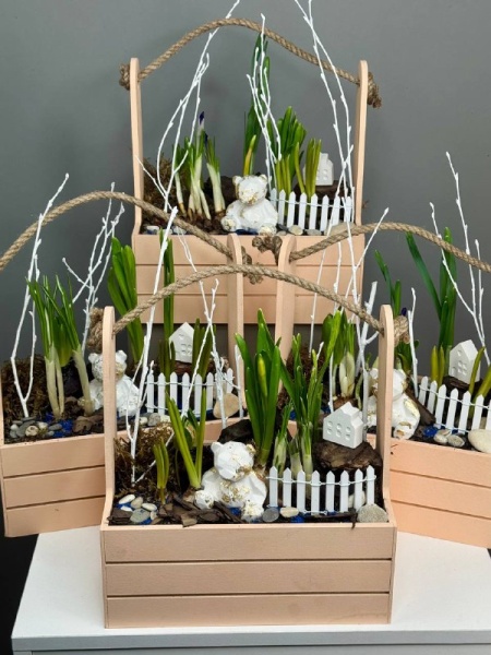 Композиция с первоцветами Сказки в лесу (4)