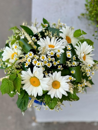 Композиция в коробке с крупными и мелкими ромашками (1)