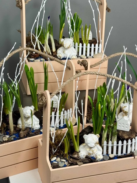 Композиция с первоцветами Сказки в лесу (6)