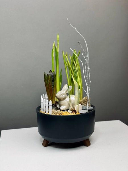 Композиция Грация  с первоцветами, декоративными камнями, зайчиком (3)