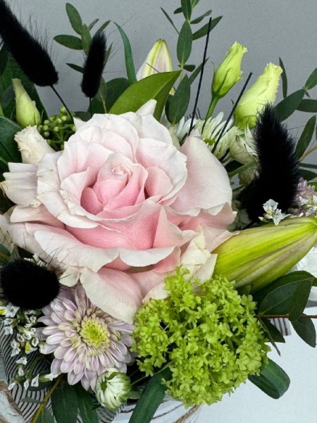 Композиция Кантри леди с французской розой, лилией и лагурусом в кашпо-ведерке (3)