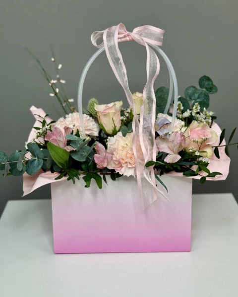 Композиция Олеся с гвоздиками, кенийскими розами и альстромерией (1)