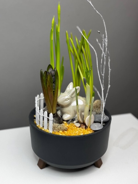 Композиция Грация  с первоцветами, декоративными камнями, зайчиком (4)