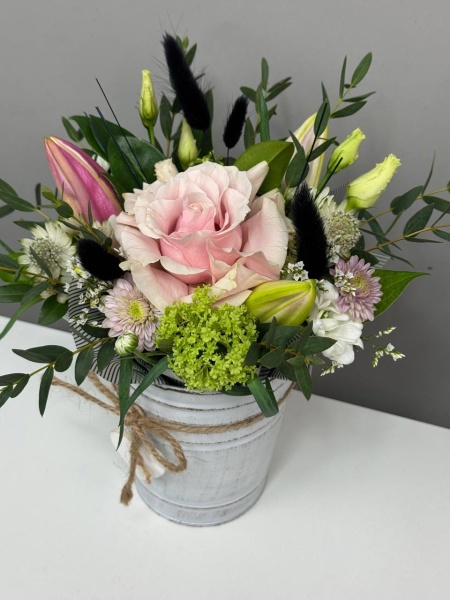 Композиция Кантри леди с французской розой, лилией и лагурусом в кашпо-ведерке (2)