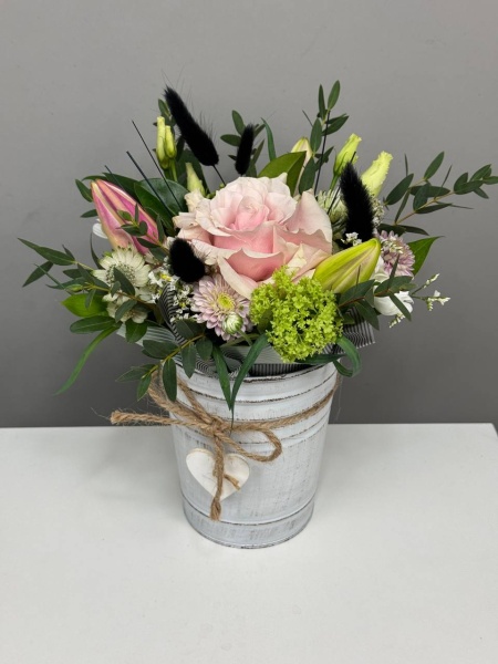Композиция Кантри леди с французской розой, лилией и лагурусом в кашпо-ведерке (1)
